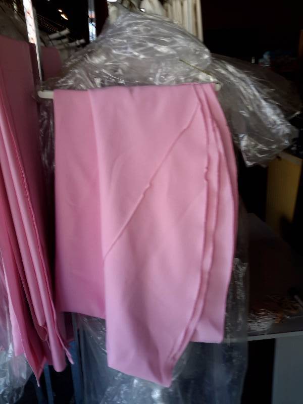 lot 237 image: 7 Pink Polyester table cloths, 90 in Round