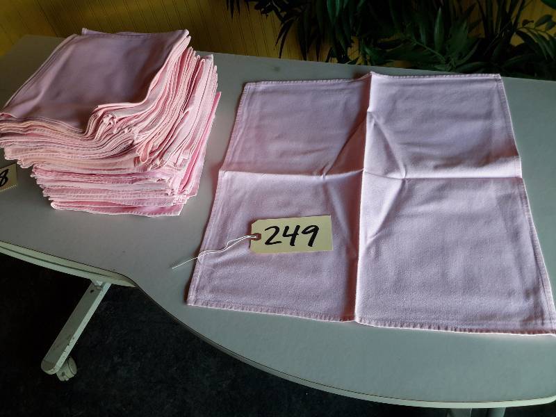 lot 249 image: 100 Pink Cotton Napkins, approx 20 in x 20 in