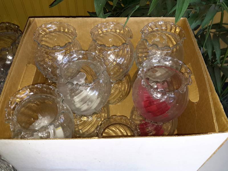 lot 261 image: 15 CandleFlower vases with Tufted Brim