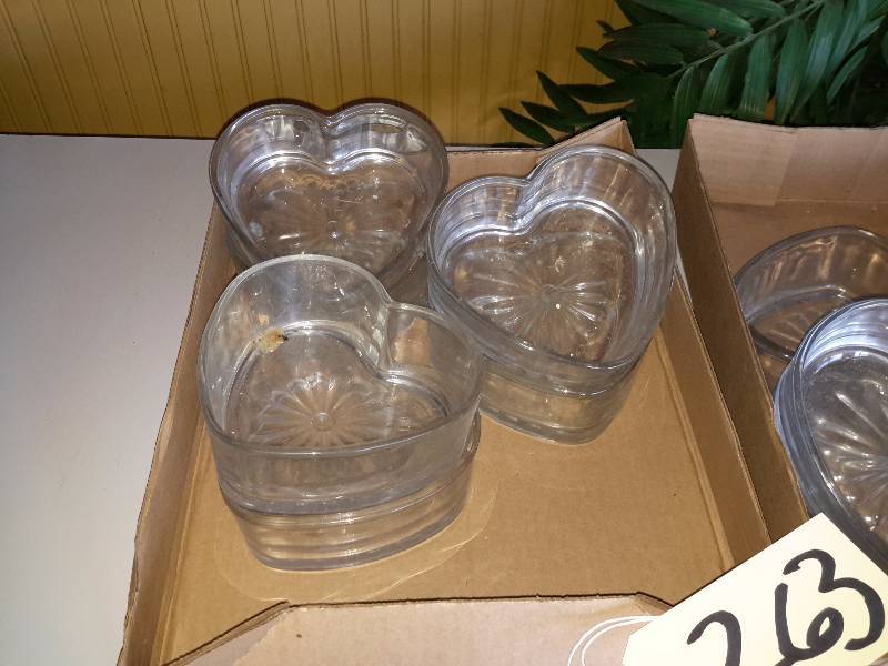 lot 263 image: Lot of Heart shaped glass dishes.. Approx 6 in diameter