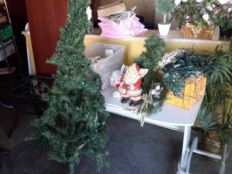 lot 264 image: Lot of Christmas lights, tree etc. .Includes Atlantic Mold Winking Santa.. Looks to have been made in 34 by Vicky�