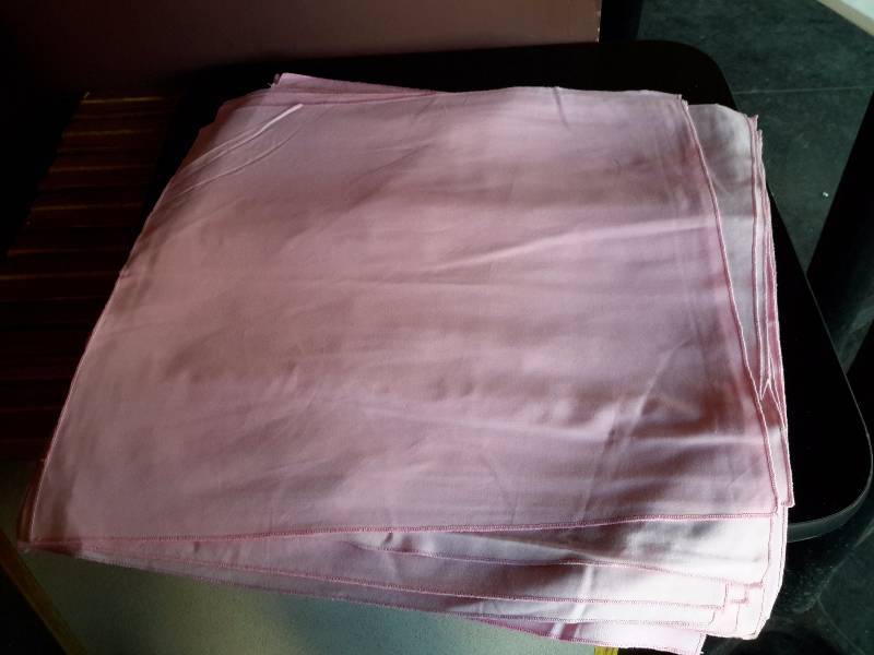lot 241 image: 50, pink polyester dinner napkins, approx 20 in x 20 in