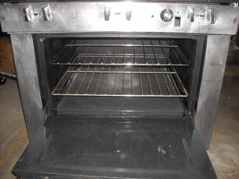 lot 7G image: 6 Burner Stove and Oven, very clean