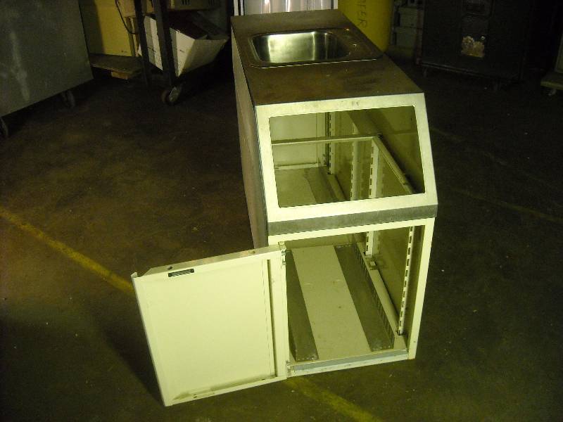 lot 7B image: Hand Washing Island wtrash recepticals