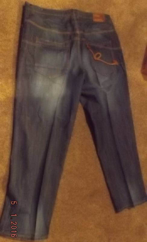 lot 5 image: Mens RocaWear Jeans Size 42