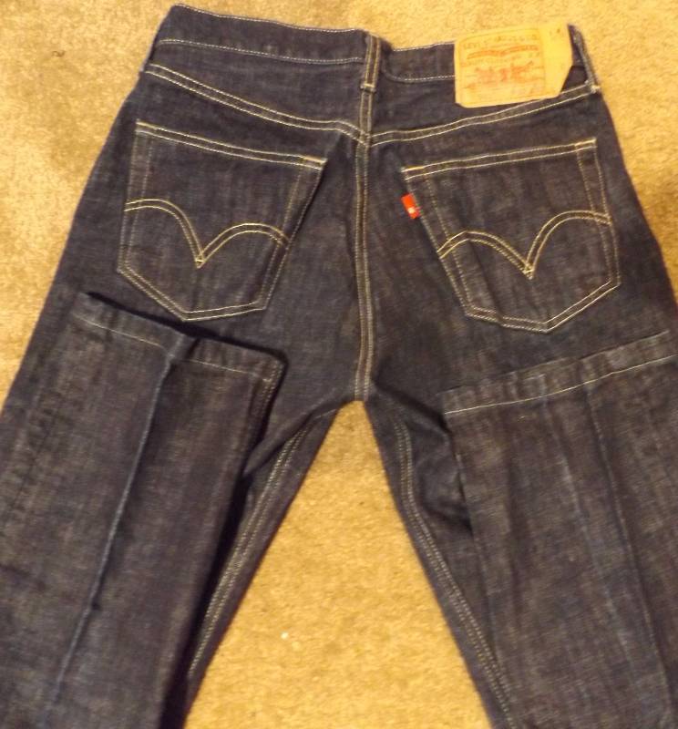 lot 18 image: Mens Levis 501 Jeans Size 32x32 LIKE NEW