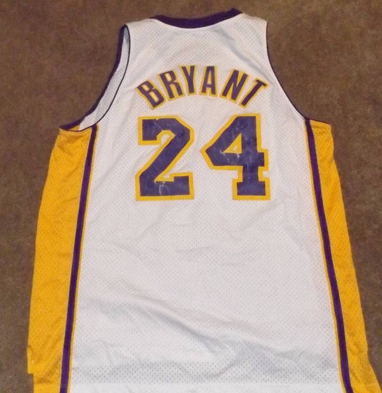 lot 46 image: Mens Adidas Lakers #24 Bryant Jersey Size L