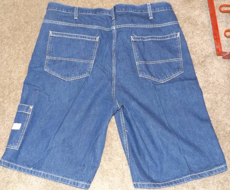 lot 66 image: Mens GAP Carpenter Jean Shorts Size 42