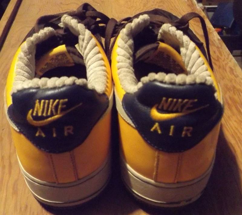lot 84 image: Vintage Mens Nike AIR Shoes Size 12