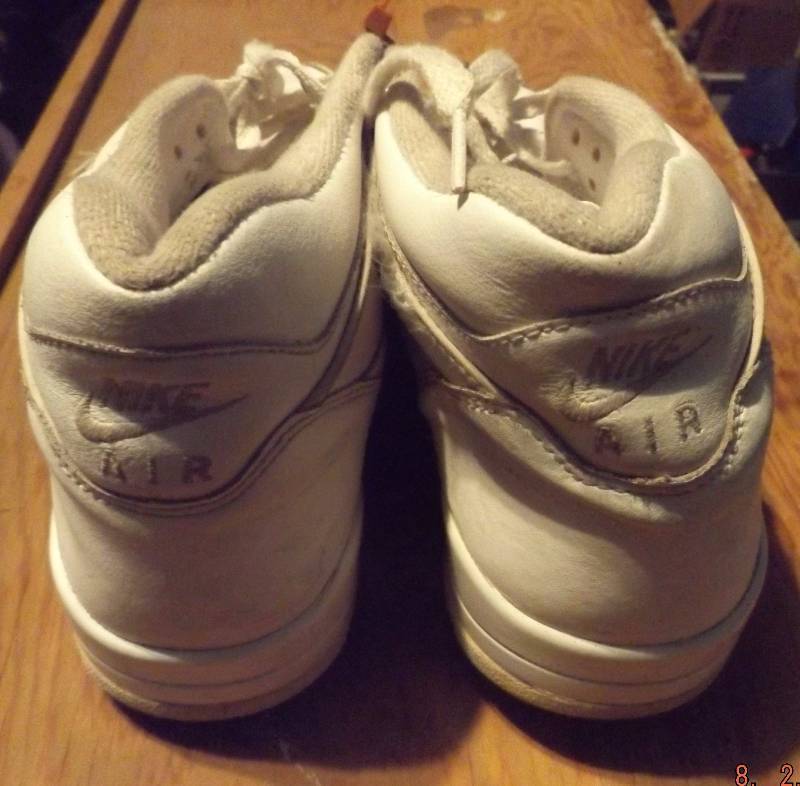 lot 85 image: Vintage Mens Nike AIR Hi-Top Shoes Size 12
