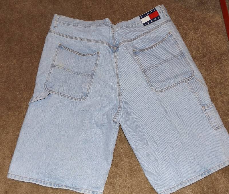 lot 13 image: Mens Tommy Jean Shorts Size 42