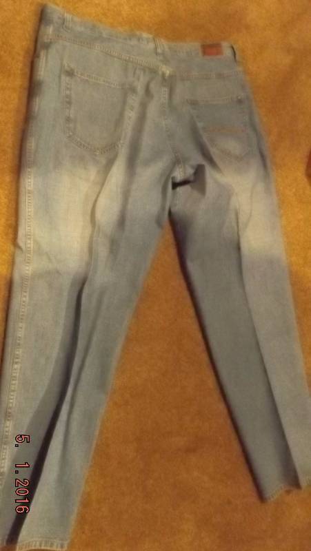 lot 39 image: Mens RocaWear Jeans Size 42x34