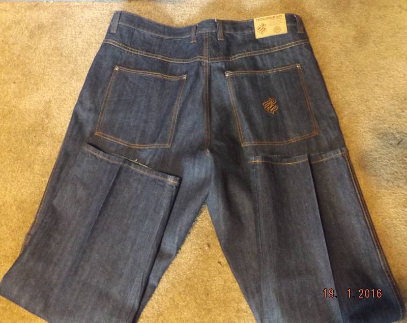 lot 62 image: Mens RocaWear Jeans Size 42