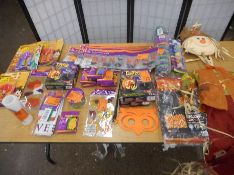 MASSIVE LOT OF HALLOWEEN DECORATIONS