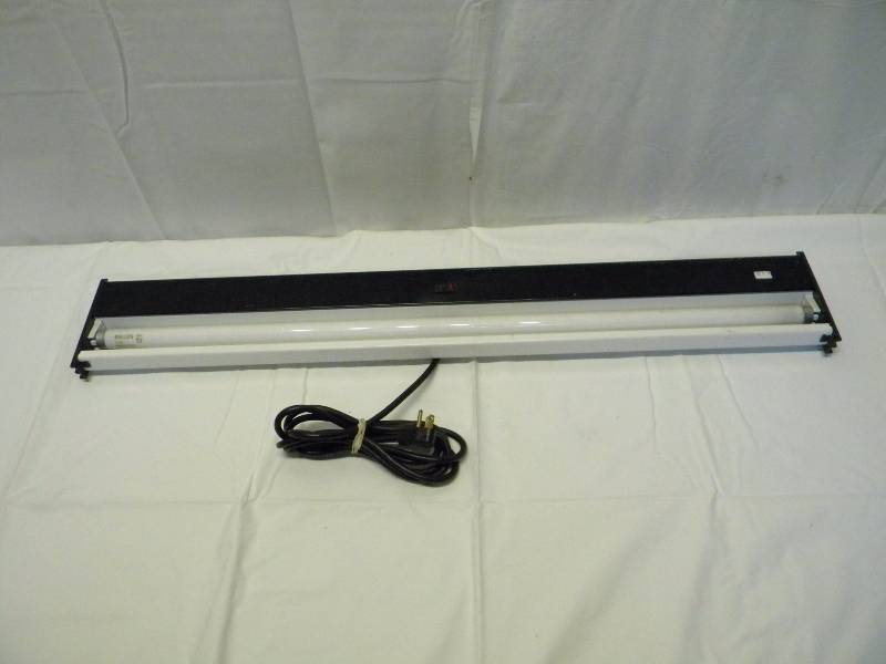lot 29 image: Fluorescent Lighting