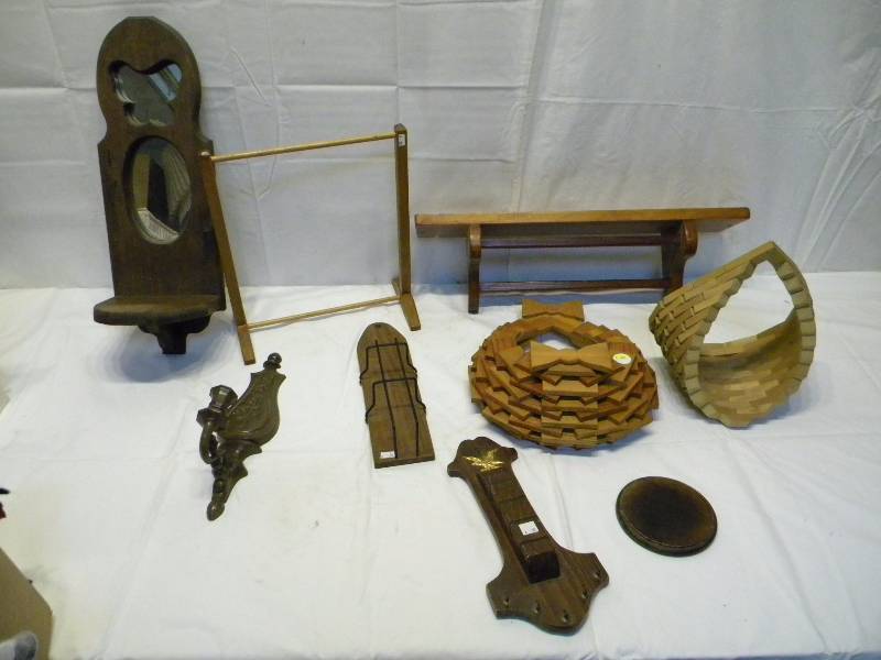 lot 63 image: Wooden Decor Lot