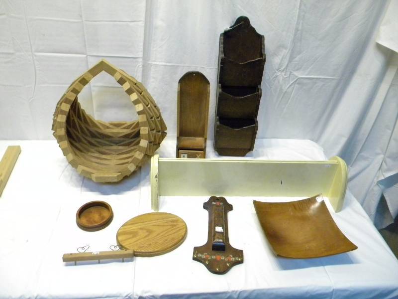 lot 64 image: Wooden Decor Lot