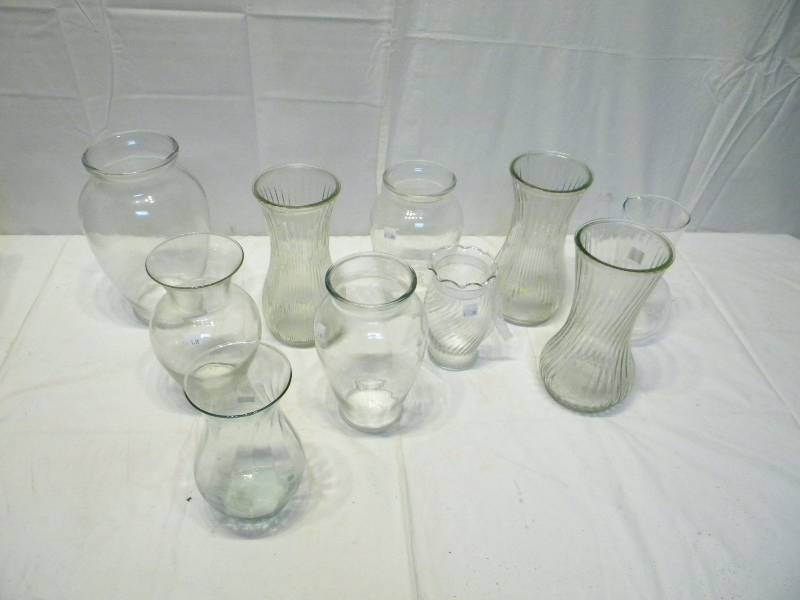 lot 72 image: Glass Vase Lot