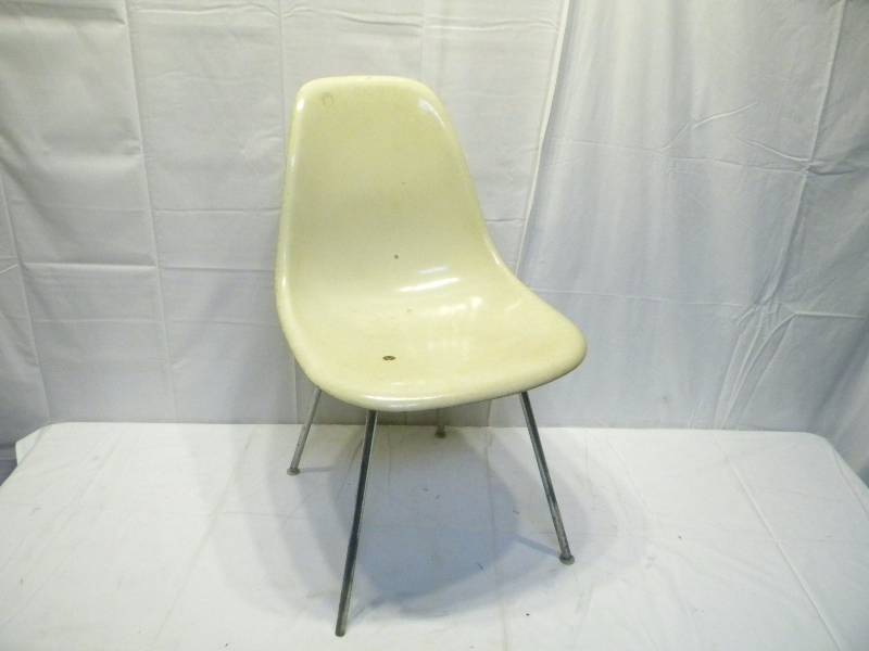 lot 103 image: Herman Miller Chair
