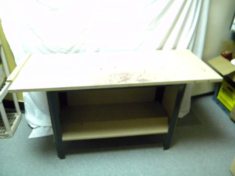 lot 107 image: Shop Bench