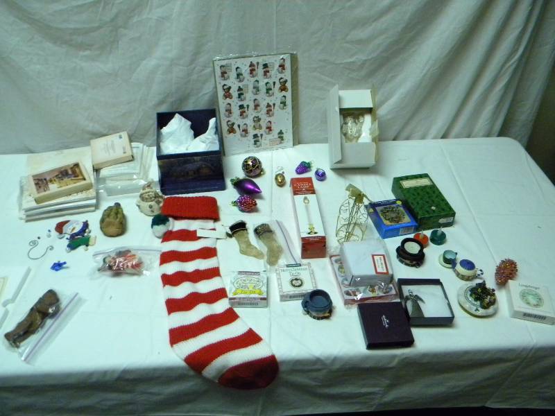 lot 113 image: Holiday Decor Lot