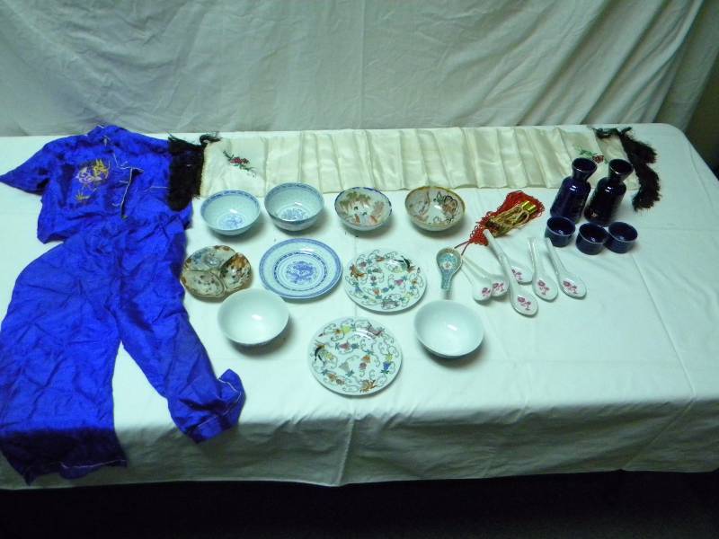 lot 119 image: Asian Decor Lot