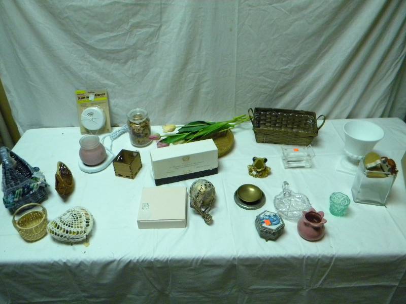 lot 179 image: Home Decor Lot