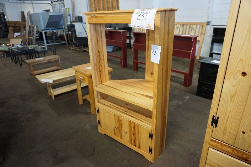 Pine Corner TVEntertainment Cabinet, Shelf