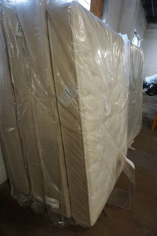 Symbol Mattress Brand Queen Size Franklin Plush Top Mattress & Box Spring Base Set