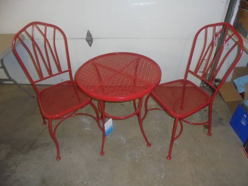 lot 17 image: Red Metal TableChairs Bistro Set