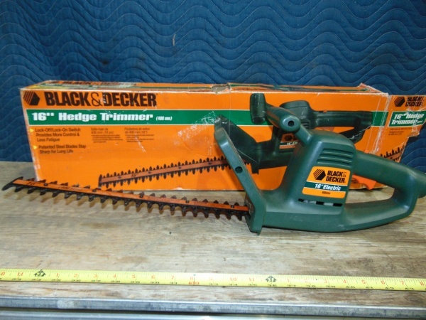 16 Black & Decker Electric Hedge Trimmer