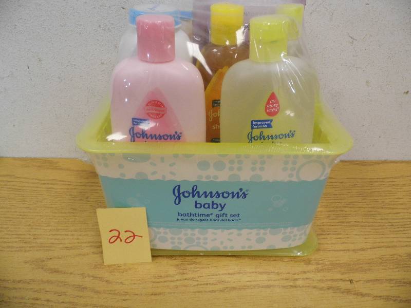 lot 22 image: Johnsons Baby Set