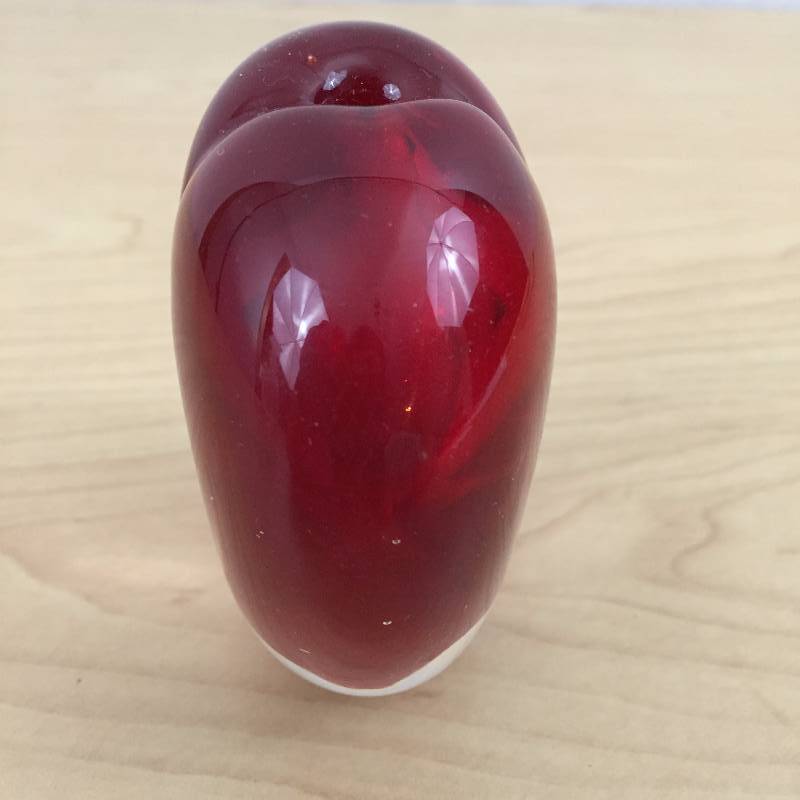 lot 49 image: Lovely Vintage Murano Style Art Glass Cased Ruby Red Heart Paperweight Rosebud Vase