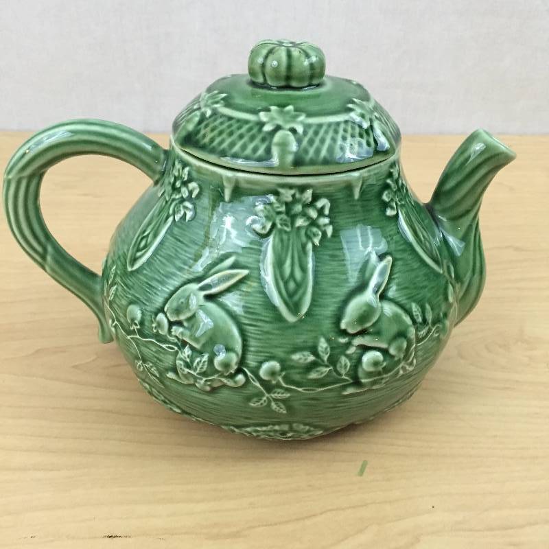lot 56 image: Highly Collectible BORDALLO PINHEIRO Green Embossed Bunny Rabbit Tea Set Tea Pot Sugar Bowl & Creamer Portugal The Coelhos Collection - No Chips