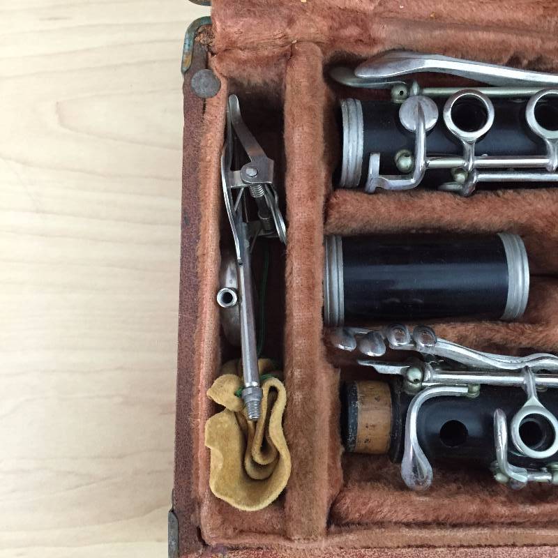 lot 72 image: Beautiful OLD Vintage Conn Director Wood Clarinet Musical Instrument with Original Hard Shell Case Plus Extras - Please see pictures for condition