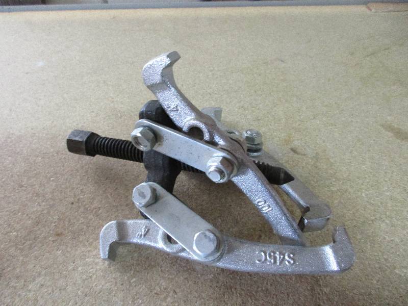 lot 88 image: 3 jaw puller