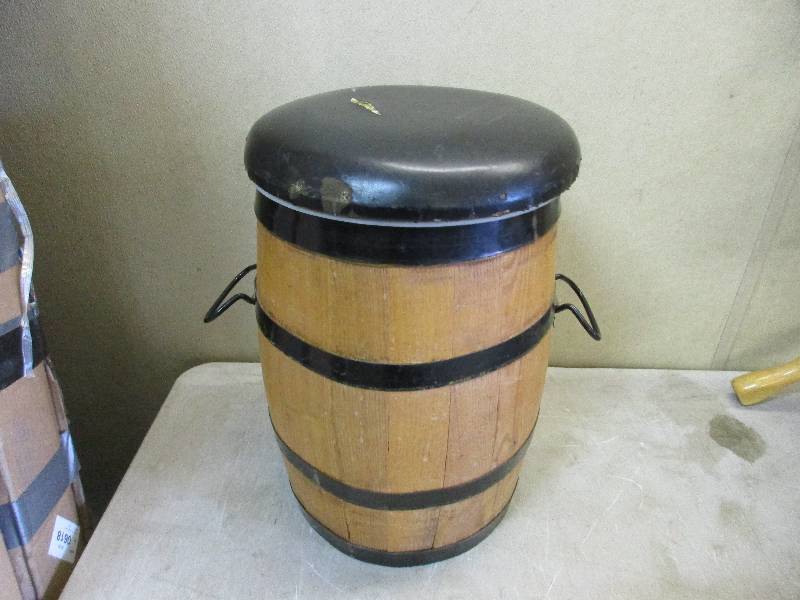 lot 109 image: Barrel Stoolcooler