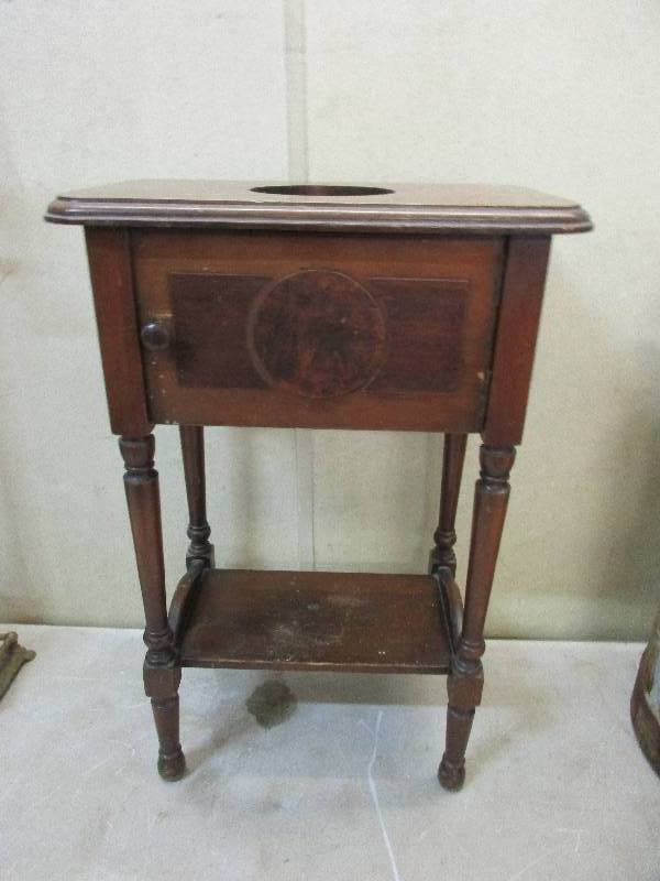 lot 117 image: Small table