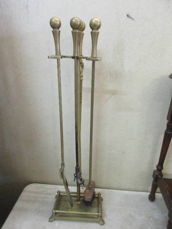 lot 118 image: Fireplace set