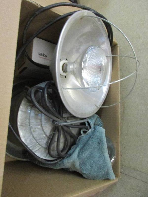 lot 119 image: Heat lamp & feeder