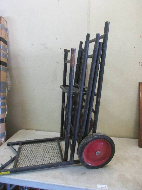 lot 131 image: Deer stand