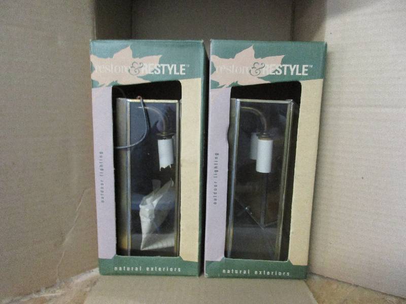 lot 141 image: Outdoor lights