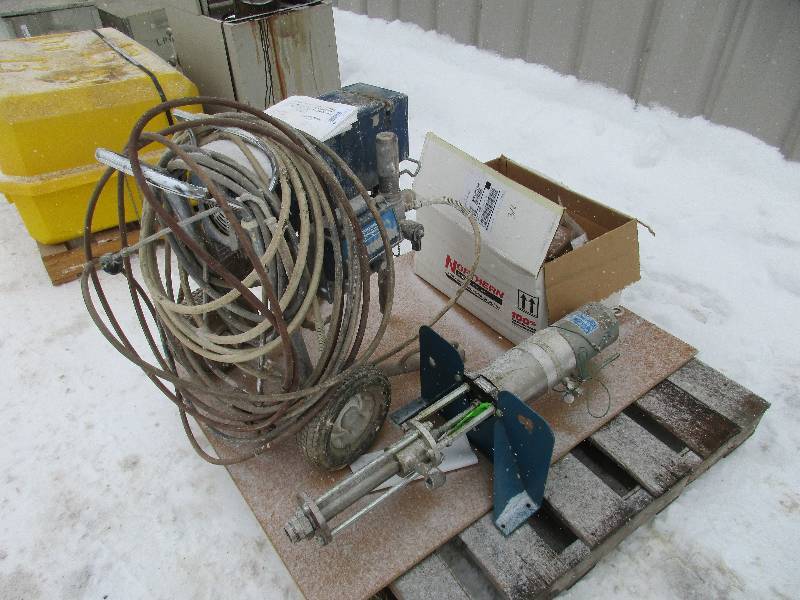lot 14 image: Sprayer & Pump