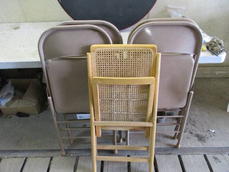 lot 189 image: 5 Chairs and a table