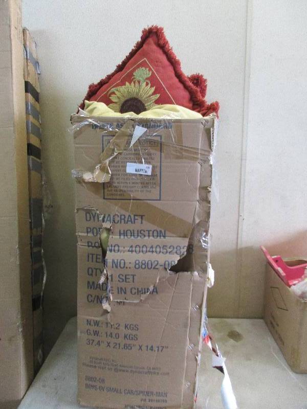 lot 252 image: Pillows
