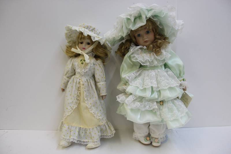 lot 6 image: Small porcelain collectible dolls.
