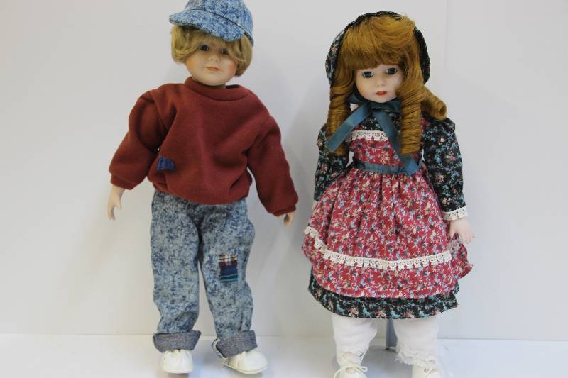 lot 7 image: Two cute country kid collectible dolls.
