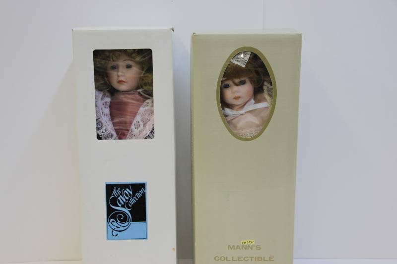 lot 12 image: Savoy and Mann Collectible Dolls