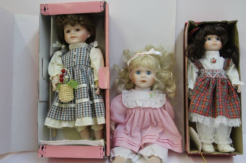 lot 14 image: Kingstate Mary, Brinn and one Porcelain Dolls