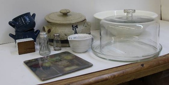 lot 25 image: Collectible Glassware